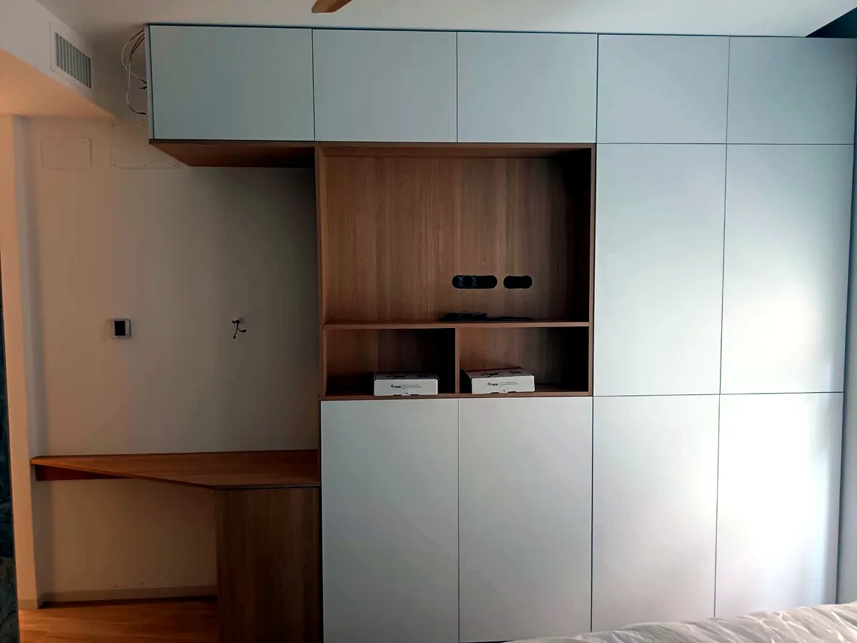 Armario vestidor a medida con puertas acristaladas