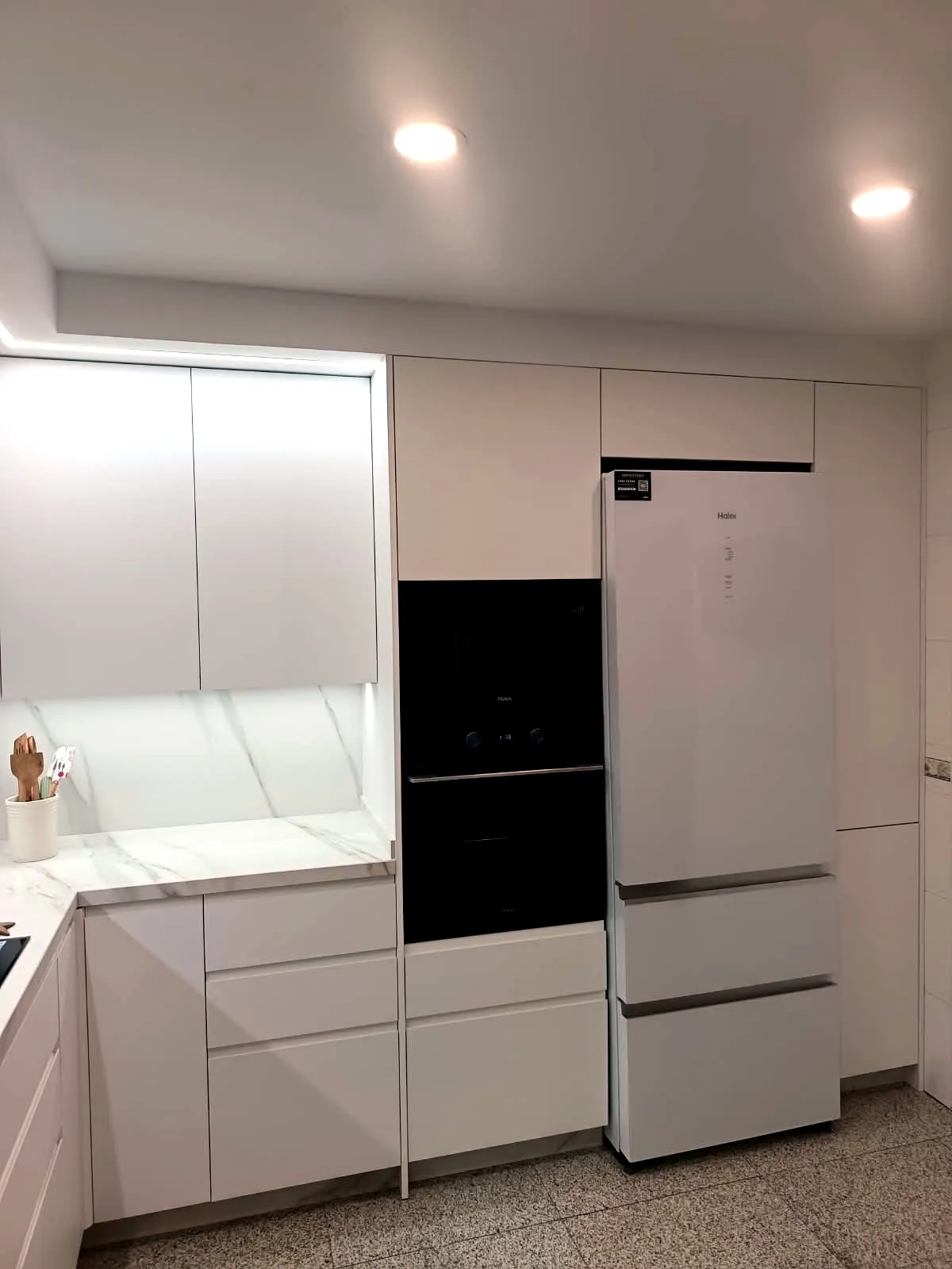 Columna de horno y frigorífico integrados en blanco
