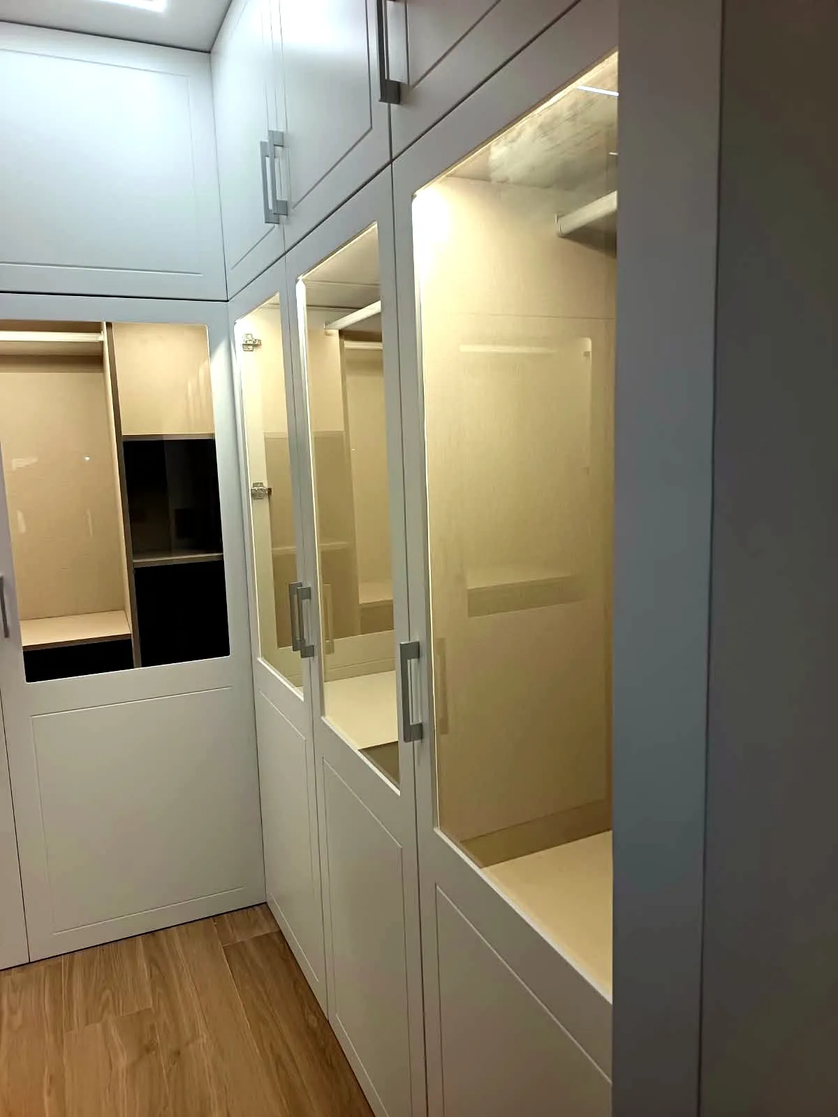 Armario vestidor a medida con puertas acristaladas e iluminación interior